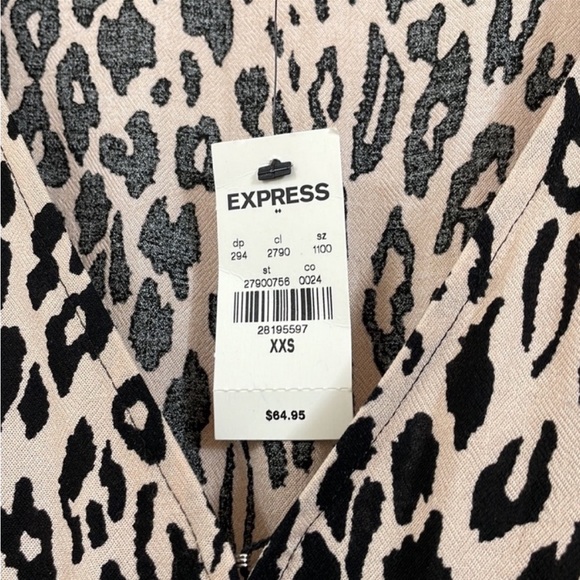 BNWT! Express Factory Cheetah Print Surplice Bell Sleeve Romper Size XXS - Picture 4 of 9